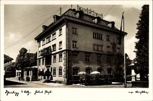 Ak Scheidegg Landkreis Lindau in Schwaben, Straßenpartie mit Blick auf Gasthof zur Post