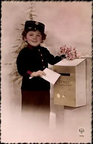 Ak Kind in Briefträger-Uniform am Briefkasten