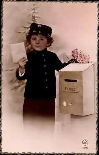 Ak Kind in Briefträger-Uniform am Briefkasten