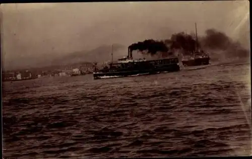 Ak Galata Konstantinopel Istanbul Türkiye, Dampfer in Fahrt mit Stadt im Hintergrund