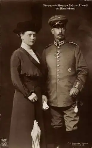 Ak Herzog Johann Albrecht und Herzogin Elisabeth zu Mecklenburg Schwerin, Portrait, Eisernes Kreuz