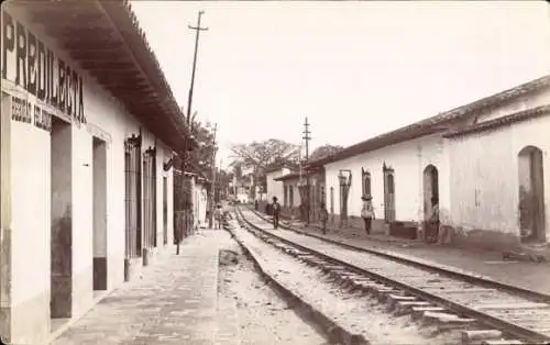 Foto Ak Mexiko, Straßenpartie, Bahnschienen, Bahnhof