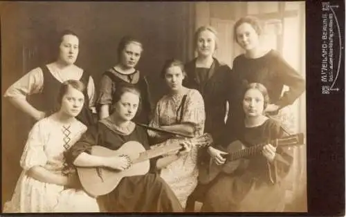 Kabinett Foto Berlin, Gruppenaufnahme junger Frauen, Gitarren