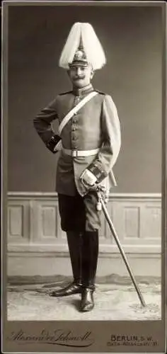 Kabinett Foto Berlin, Deutscher Soldat inparade-Uniform, Garde-Offizier, Portrait