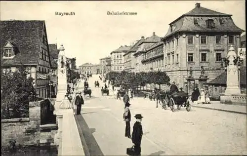 Ak Bayreuth in Oberfranken, Blick in die Bahnhofstraße, Passanten, Gartenwirtschaft Goldnen Schwan