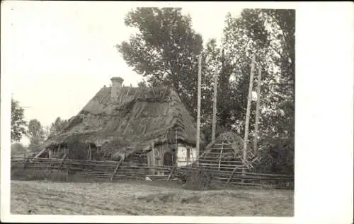 Foto Ak Wohnhaus mit Strohdach, Wald, Feld, Zaun