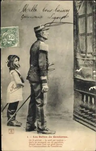 Ak Theaterszene Les Bottes du Gendarme, Mann in Uniform, Mädchen mit Säbel