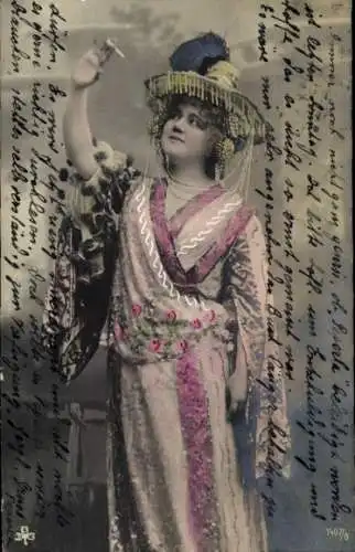 Ak Rauchende Frau in asiatischer Volkstracht, Porträt