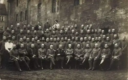 Foto Ak Nürnberg, Kaserne, Deutsche Soldaten in Uniformen, Gruppenbild, Kaiserzeit