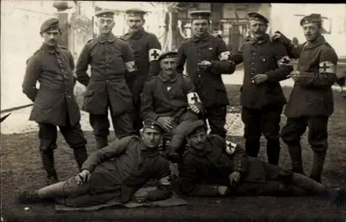 Foto Ak Deutsche Soldaten in Uniformen, Sanitäter KB Inf. Rgt. 3, I WK