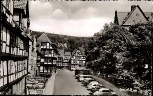 Ak Hann. Münden in Niedersachsen, vor der Burg, Fachwerkhäuser, Autos