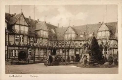 Ak Wolfenbüttel in Niedersachsen, am Rathaus, Reiterdenkmal, Junge am Zaun