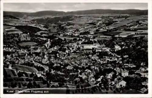 Ak Kusel in der Pfalz, Fliegeraufnahme von der Stadt