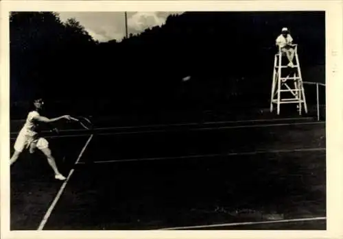 Foto Ak Tennisspiel, Tennisspielerin, Stuhlschiedsrichter