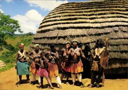 Ak Südafrika, Zulu-Mädchen stehen vor ihren traditionellen Grashütten im Tal