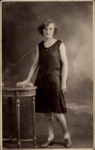 Foto Ak Frau in schwarzem Kleid, Portrait