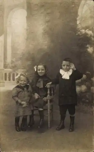 Foto Ak Drei Kinder, Mädchen, Junge, Stuhl, Gruppenbild