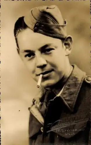 Foto Ak Junger Mann in Uniform, Porträt, Zigarette