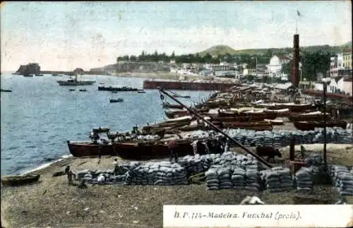 Ak Funchal Insel Madeira Portugal, Boote und Fracht am Strand