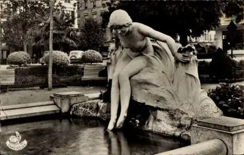 Ak Pau Pyrénées-Atlantiques, Brunnen, Frauenskulptur