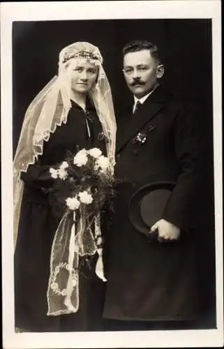 Foto Ak Frau mit Schleier, Mann im Anzug, Hochzeitspaar