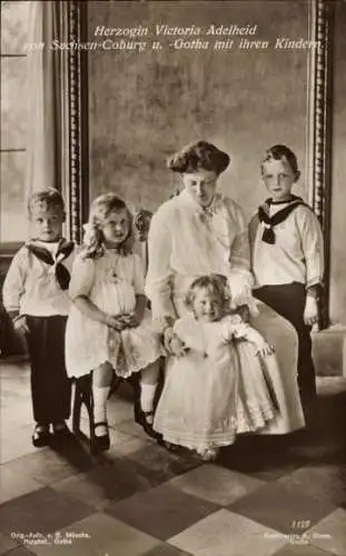 Ak Herzogin Victoria Adelheid mit Kindern, Sachsen Coburg Gotha