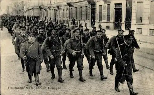 Ak Bruxelles Brüssel, Deutsche Matrosen auf dem Marsch durch die Stadt, I WK