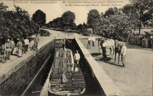 Ak Westlicher Kriegsschauplatz, mit Kleinbahnschienen beladener Schleppkahn in der Schleuse