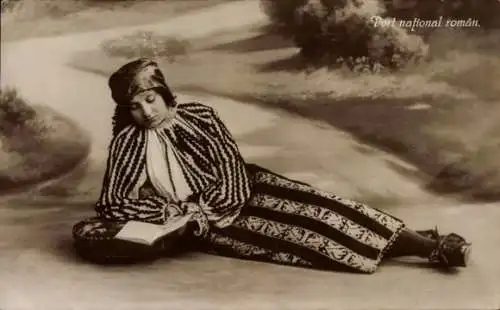 Ak Frau in rumänischer Volkstracht beim Lesen