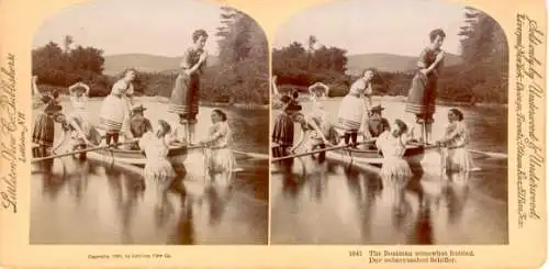 Stereo Foto Der überraschte Schiffer, Frauen in Badeanzügen in einem Ruderboot