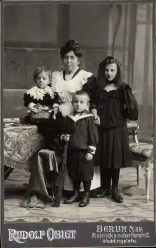 Kabinett Foto Berlin, Frau mit drei Kindern, Portrait