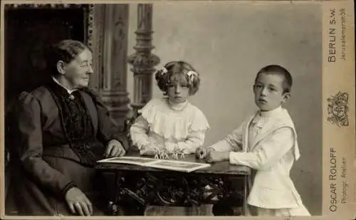 Kabinett Foto Berlin, Frau mit zwei Kindern, Zinnsoldaten