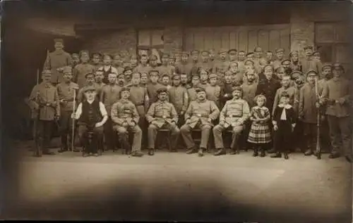 Foto Ak Deutsche Soldaten in Uniformen, Gruppenaufnahme