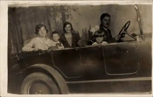 Foto Ak Familie in einem Automobil