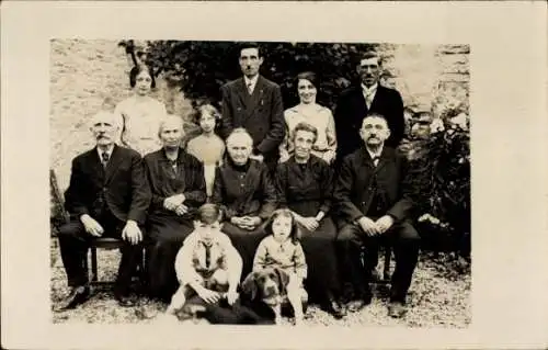 Foto Ak Gruppenaufnahme, Familienfoto, Hund