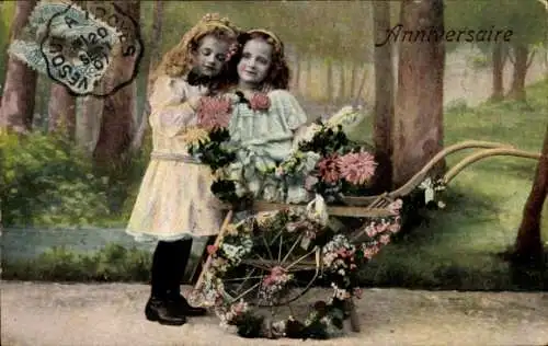 Ak Glückwunsch Geburtstag, Mädchen mit einer Schubkarre, Blumen