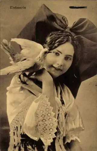 Ak Frau in Elsässer Volkstracht mit einer Taube