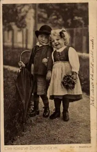 Ak Die kleine Dorfschöne, Junge und Mädchen, Schirm, Säuglingsfürsorge 1916 eV