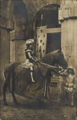 Foto Ak Douai Nord, Theaterszene 1902, Ritter auf einem Pferd