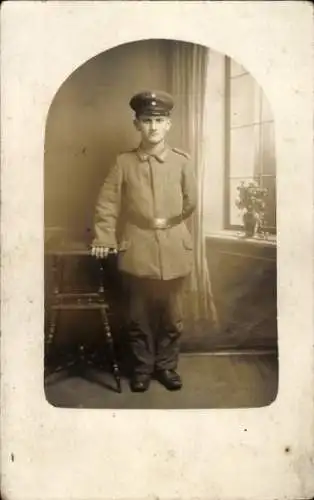 Foto Ak Deutscher Soldat in Uniform, Standportrait