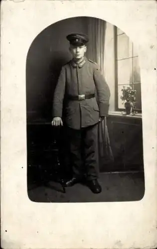 Foto Ak Deutscher Soldat in Uniform, Standportrait