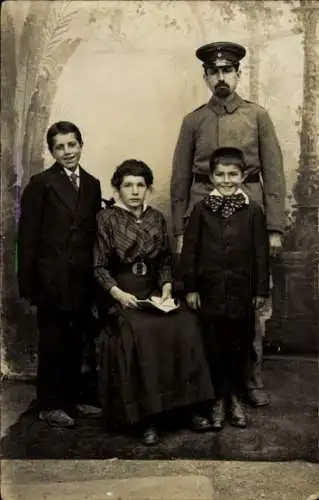 Foto Ak Deutscher Soldat in Uniform mit Frau und Kindern, Portrait, Familie Olbry