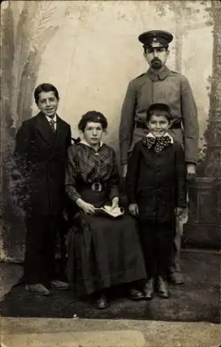 Foto Ak Deutscher Soldat in Uniform mit Frau und Kindern, Portrait