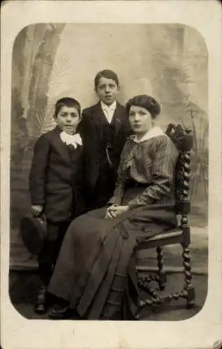 Foto Ak Frau mit Söhnen, Babette Olbry, Emille, Joseph