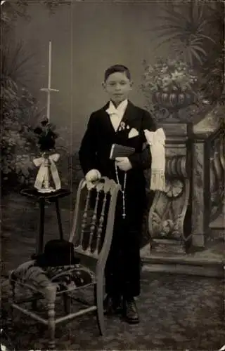 Foto Ak Junge im Anzug, Kommunion, Konfirmation, Portrait