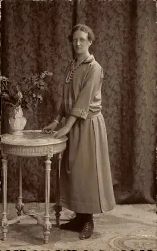 Foto Ak Standportrait einer Frau, Simon Helene