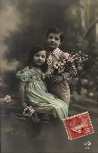 Ak Junge und Mädchen mit Blumenstrauß