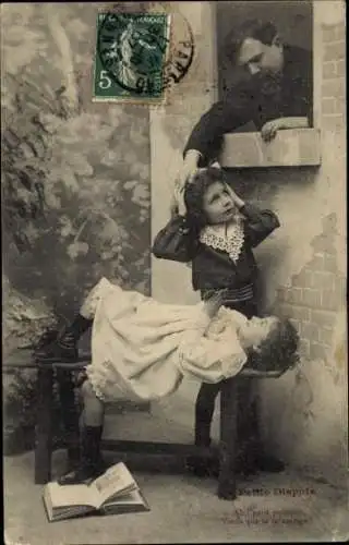 Ak Liebespaar, Kinder, Verärgerter Vater am Fenster