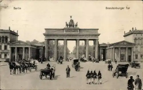 Ak Berlin Mitte, Brandenburger Tor, Pferdekutschen, Soldaten