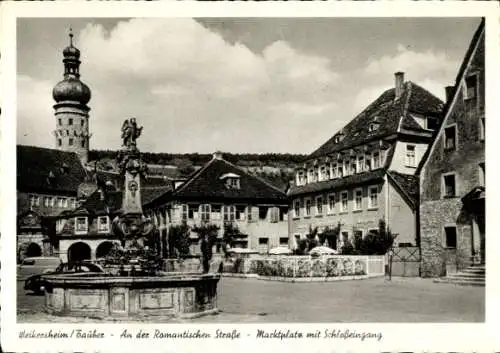 Ak Weikersheim in Tauberfranken Württemberg, Romantische Straße, Marktplatz, Schlosseingang, Brunnen